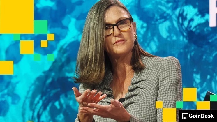 ARK продає Coinbase на $17 мільйонів, додає Bullish на $18&hellip;