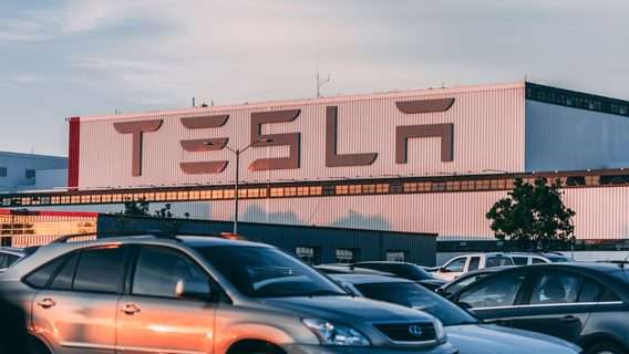 Стоит ли вкладывать в акции компании Tesla, что происходит с электромобилями?